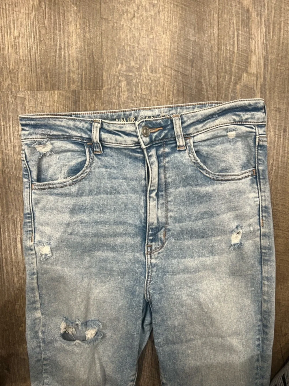 American Eagle Light Wash Distressed Women’s Jeans - Picture 3 of 6